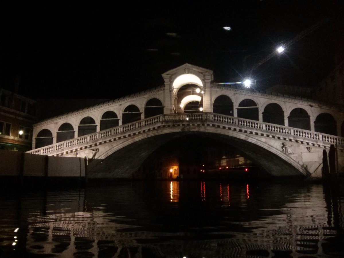 VeniceByWater's tweet photo. Venezia di notte si lascia guardare =D

#Venice #BYNIGHT 
#VeniceByWater 
#notbad
#Rialto #grandcanal
#hastagando http://t.co/72rnTXonuI