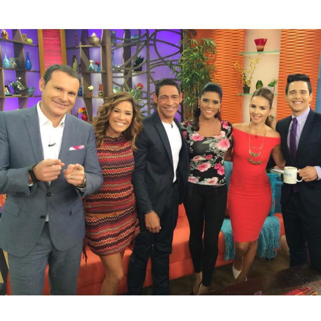 despiertamerica's tweet photo. Que bonita familia ;) / RT @alejandrochaban: MIERCOLES con M de Maravilloso @DespiertaAmeric X @univision http://t.co/DBHZSWC1Cr