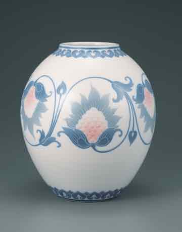 灯on Twitter 2 陶芸家 板谷波山の陶芸作品 葆光彩磁葡萄唐草文花瓶 左 と 葆光彩磁牡丹文様花瓶 右 です Http T Co Kxa8m7rvj7 Twitter