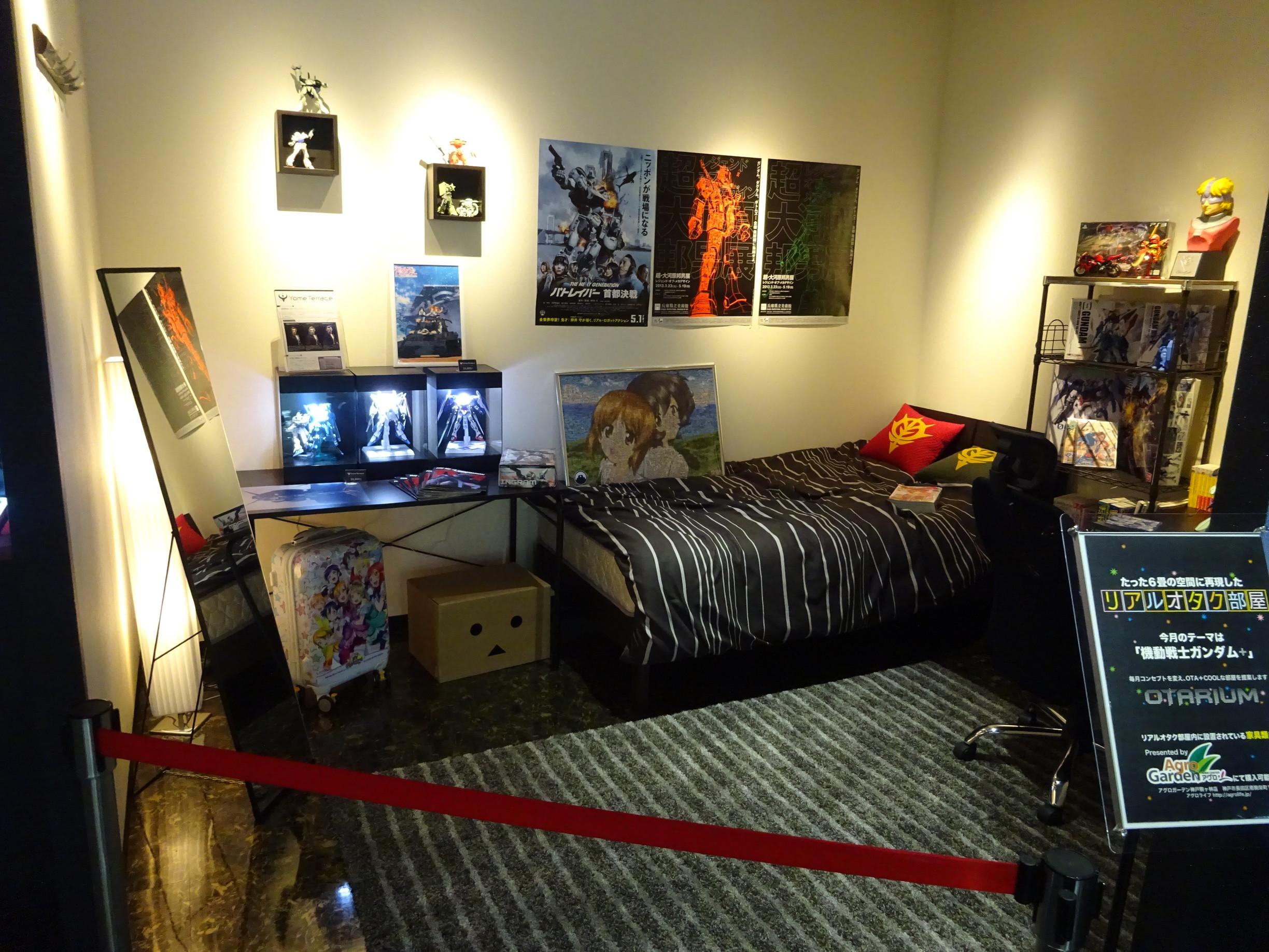 Konitan 兵庫 西宮 神戸アニメストリート 長田区 にある リアルオタク部屋 ガンダムテーマだが この日に合わせてかガルパンもある そしてラブライブ のスーツケースもw Http T Co 1xl8mldlpn Twitter