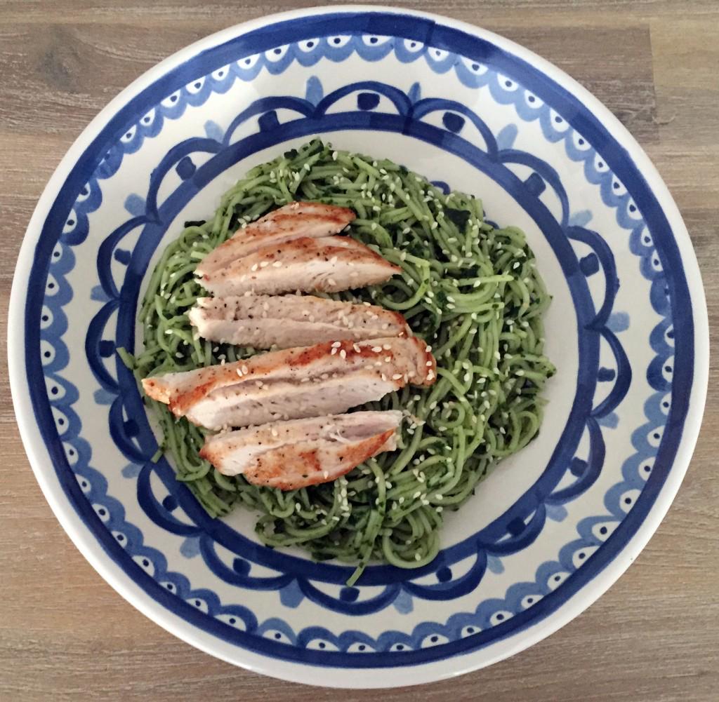 Deze spinazie pesto noedels zijn super smakelijk én staan binnen 15 minuten op tafel! zusjeskokenover.nl/spinazie-pesto…
