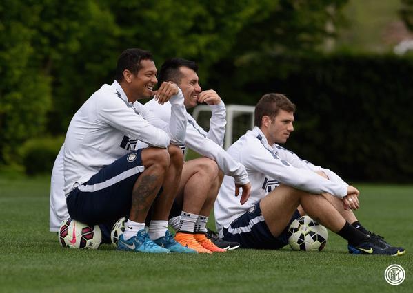 Inter_en's tweet photo. PHOTOS - Morning session for the Nerazzurri http://t.co/mjCTn6ss8b #FCIM http://t.co/CwBKJ2dU7s