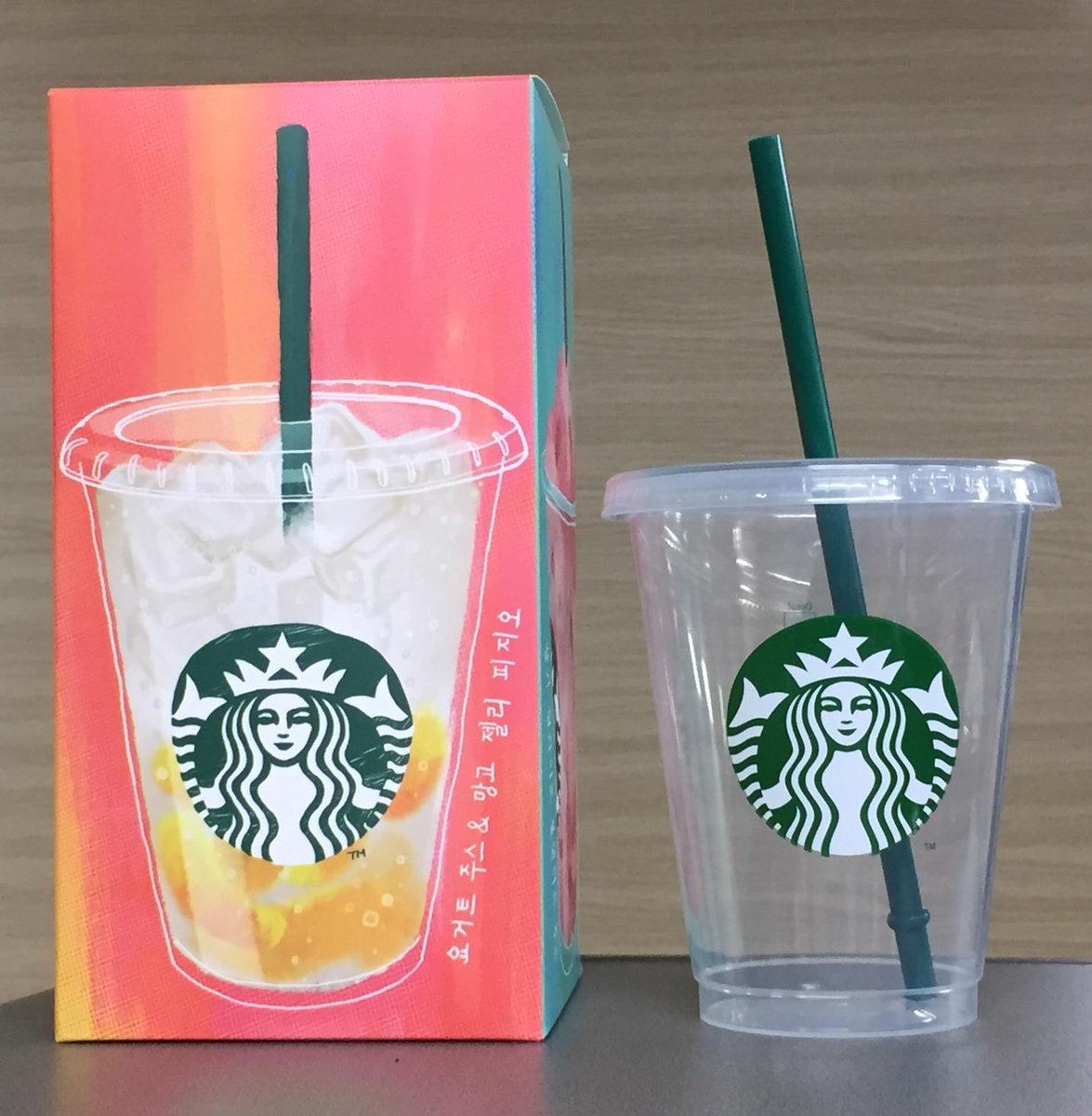 ilovesbux's tweet photo. 스타벅스 리유저블 콜드컵. 이걸 받으려고 커피 12잔을 마셨다니ㅠㅠ! (다이소에서 2개 천원에 팔아도 사지 않을 품질의 컵입니다. 실망스럽네요) http://t.co/TBQkAbEFsA