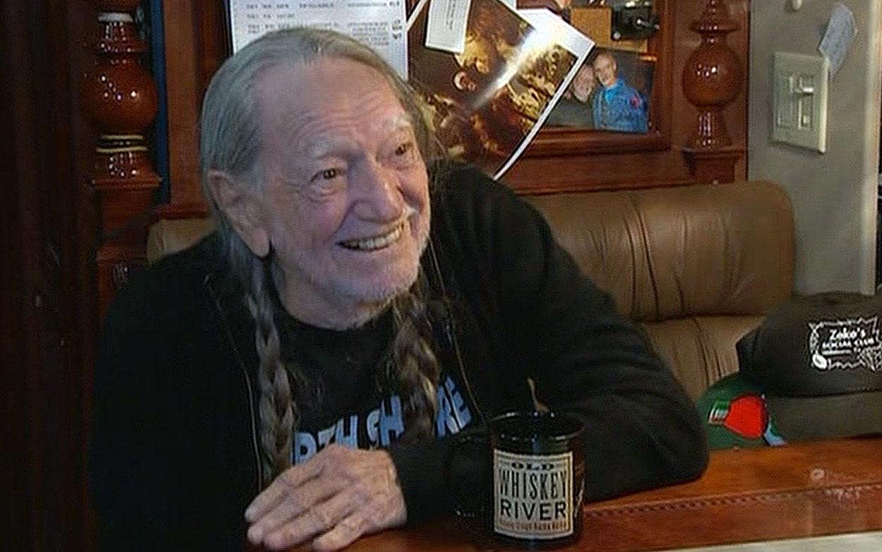 Happy birthday, Willie Nelson... He\s 82 years young today! 