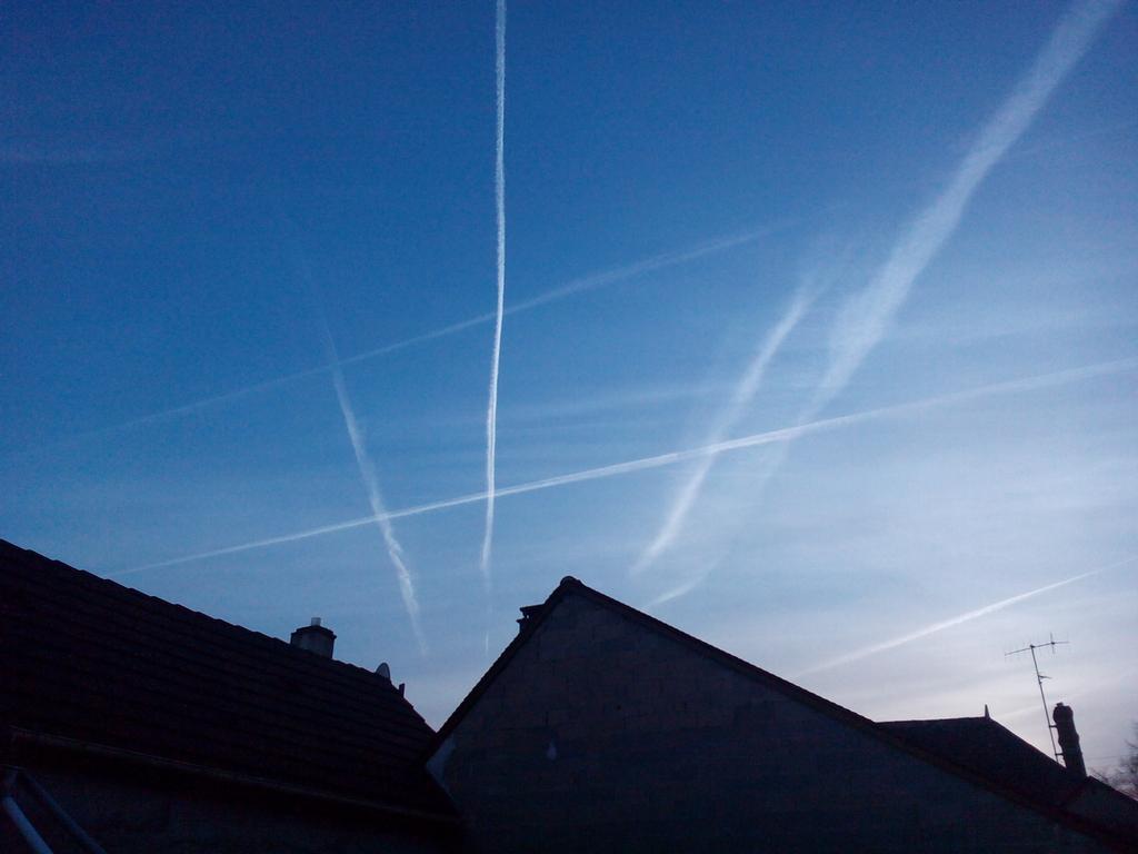 ChemtrailsFr's tweet photo. #HeyMeteoFrance http://t.co/0g5KmlNrVP