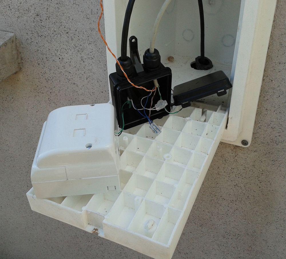 PriceDevils's tweet image. I ordered a new telephone installation from Eircom. Do they really expect me to stand in my garden to use the phone?