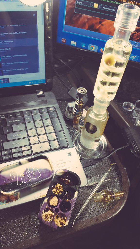 TheBLEUisSKY's tweet photo. #dabs #dabLife #shatter #wax #iceCoilOilRig #cloudLife #PhatDabs #BigSpender $ #oil #dablicious #dabz #weedforPros http://t.co/Em7wMeRhAj