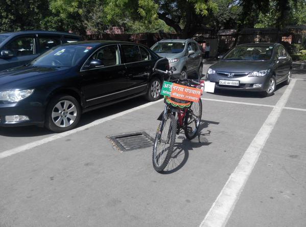 abbuskaro's tweet photo. Shri @arjunrammeghwal, Rajasthan MP, cycles to Parliament everyday, braving the Delhi traffic &amp; heat. 
#sustainablity http://t.co/57UiLUVQeF