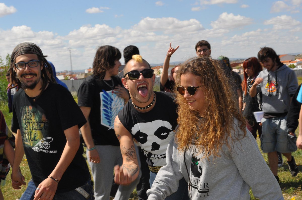 VinaRockOficial's tweet photo. Después de un año esperando... Qué ganas teníamos de veros #viñarockeros! http://t.co/U5NHpDi5Bc