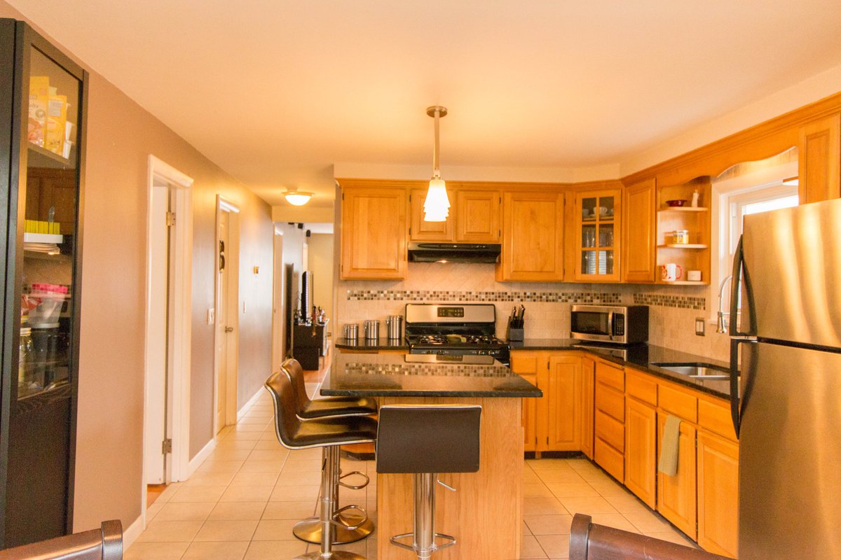 TomAtlanticProp's tweet photo. New listing in Cranston. Better than new, move-in condition. Open House Saturday 12-2. http://t.co/USte7twvSC http://t.co/qk3dhaHTui