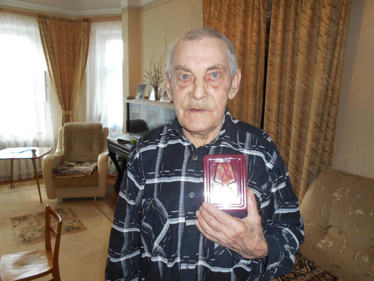 GUCentrTula's tweet photo. @GruzdevVladimir @Avilov_E Вручение юбилейной медали "70-летие Победы" Маслову Александру Егоровичу http://t.co/JfWrBx7x2N