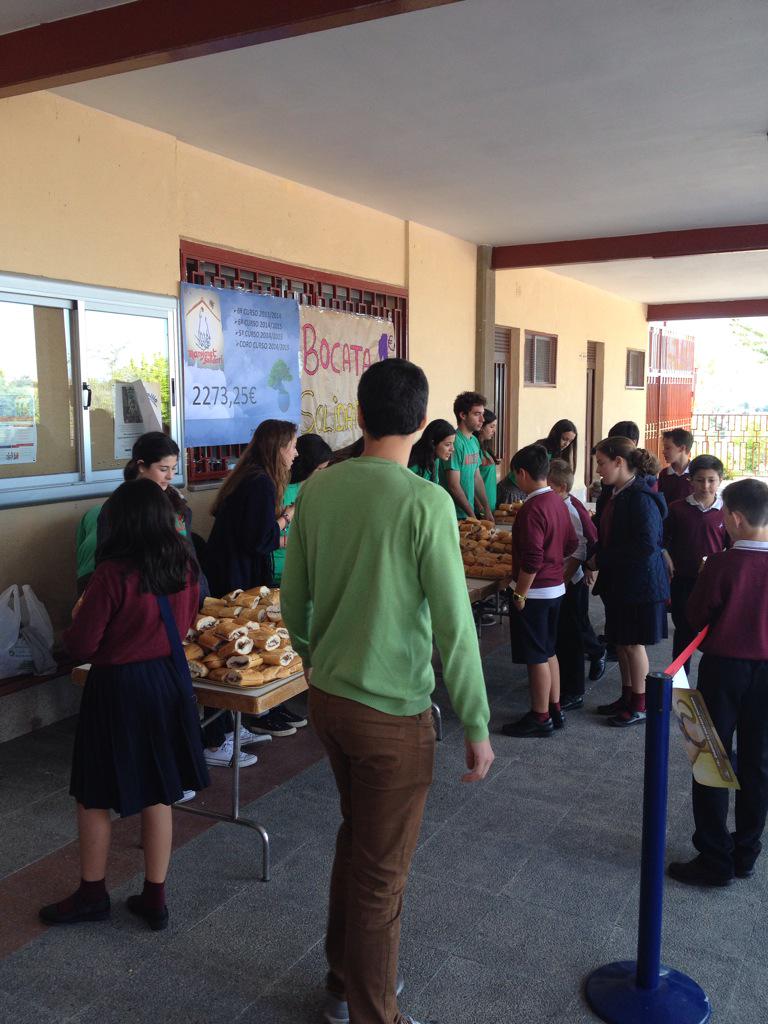 pastoralalcmany's tweet photo. Acabamos la semana de Manyanet Solidario con la venta del bocata. Gracias @TiareGGJJ por vuestra ayuda ayer y hoy. http://t.co/2Nd54aw38Z