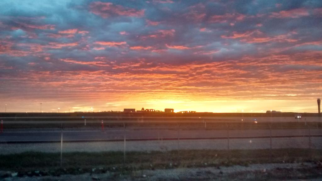 gboy5680's tweet photo. Beautiful wake up Calgary airport #sunrise http://t.co/mFzslSryb9