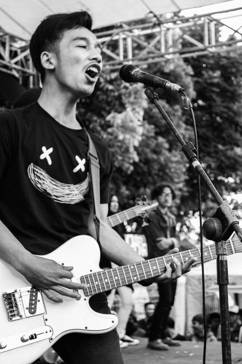 farcloser_id's tweet photo. Di Lead Guitar ada @Rezadi_P yg kekar. Cewek2 yg demen cowok kekar, follow lsg! #throwback @SMAN1M http://t.co/XLwtKLH3Re