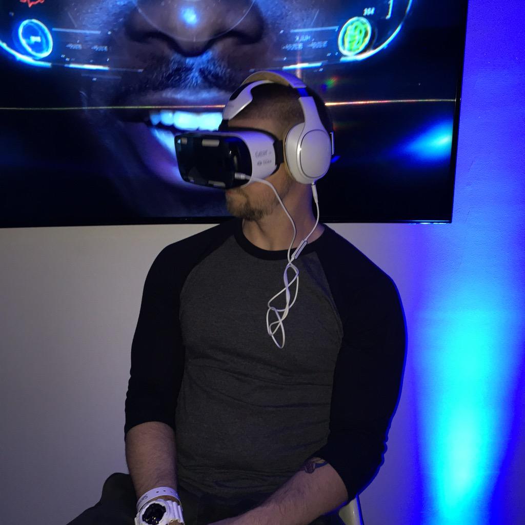 MikeVacCF's tweet image. Very impressed by @SamsungMobile last night! Great party and great products! #GalaxyLife #stepitupApple