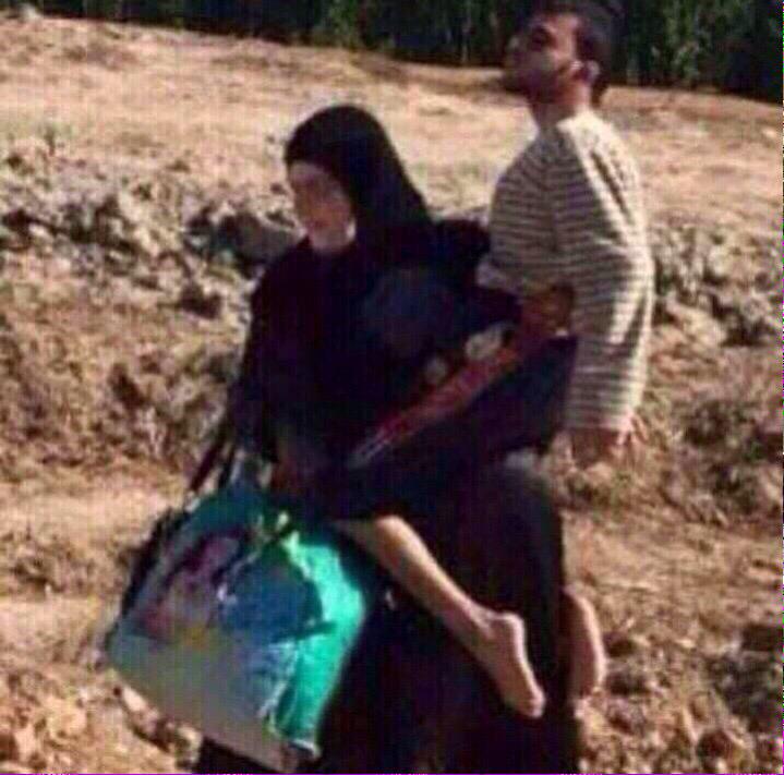 Mohamme34131830's tweet photo. عجوز عراقية تهرب من الحرب وتحمل ولدها الكبير المعاق 😔 امك ماغير امك وطن يابن الأجواد فرصة حياتك ضمها واغتنمها فآلجنه http://t.co/zkOqvvEhNV