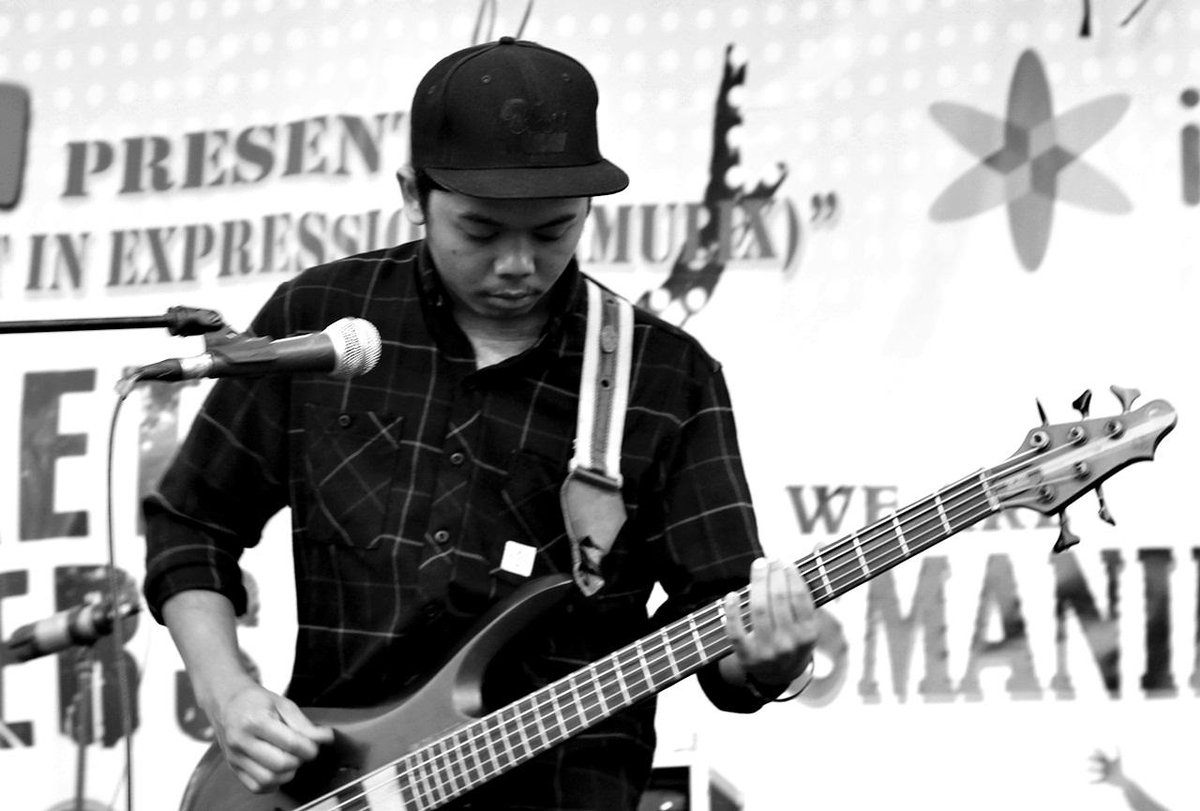 farcloser_id's tweet photo. Ke Bass, ada @Ekiherdiansyah2. Muka memang mirip tukang las, tp skill bisa dilawan. Yuk follow! #throwback @SMAN1M http://t.co/oXLRFsPgYP