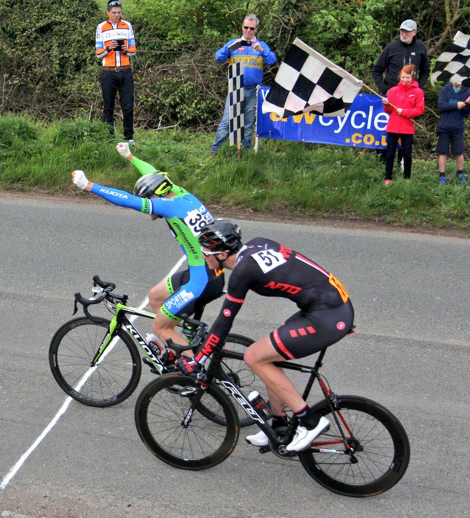 ThamesVelo's tweet image. @ThamesVelo Spring Road Race E123. @Heppyswerve takes the win over @jtanklewis. @SportGrubKUOTA @NFTO.