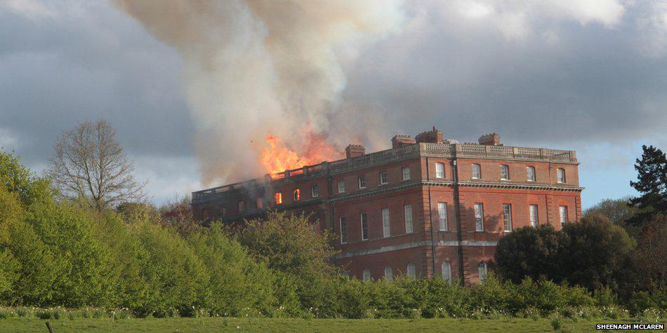 BBCNews's tweet photo. Major blaze breaks out in Clandon Park House, 18th Century stately home in Surrey http://t.co/WlDKdrFG56 http://t.co/Hi50jdy9sQ