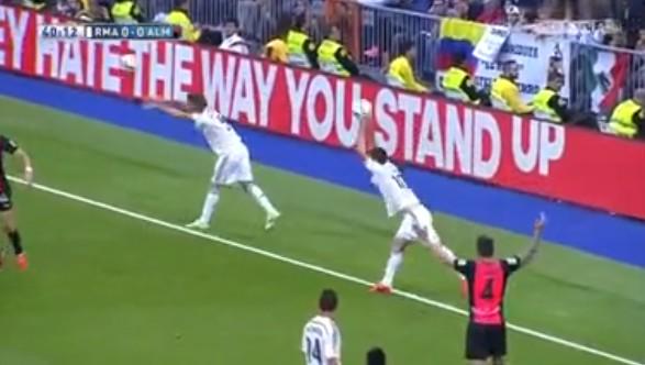 Sama sama sesak goal tuhh minn hihi RT <a href="/FaktaRMCF/">Fakta Real Madrid</a>: Kejadian lucu barusan. Double throw in "