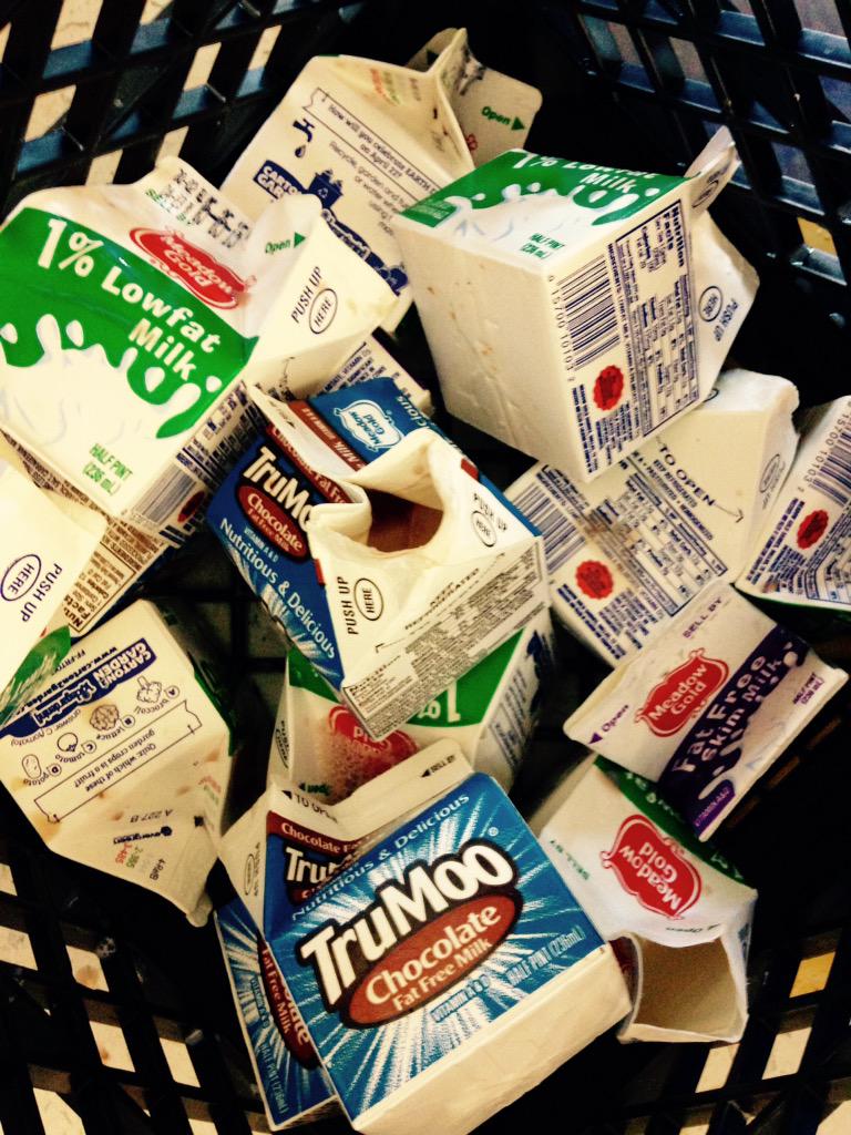 ehhdLT's tweet photo. Salad bar, milk, and hot items...time to weigh some Park HS plate waste w @carmenbyker @AliciaLeitch &amp; Lizzy Narigon. http://t.co/5fYeGJ5ciP