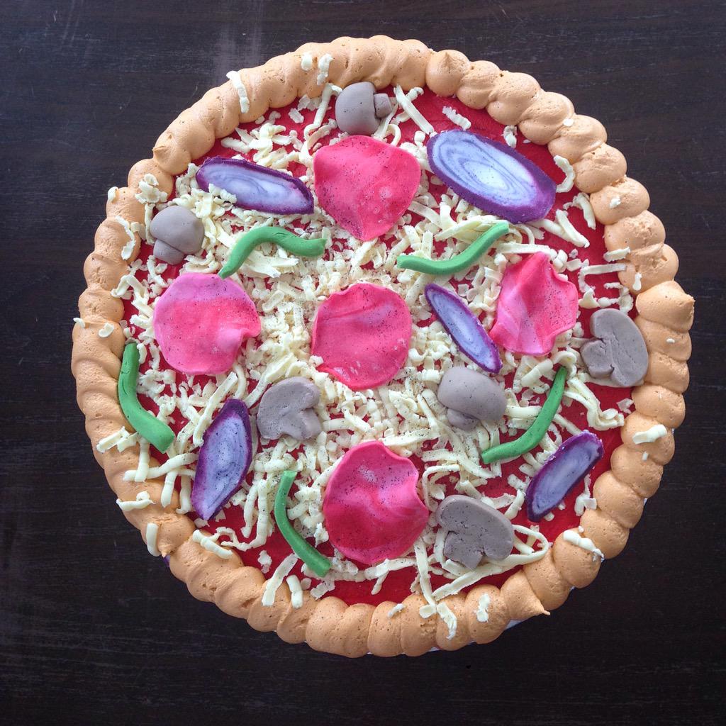 downiesbrownies's tweet photo. Pizza cake for a pepperoni mad birthday girl #disguisedfood http://t.co/S4LnztBTzl