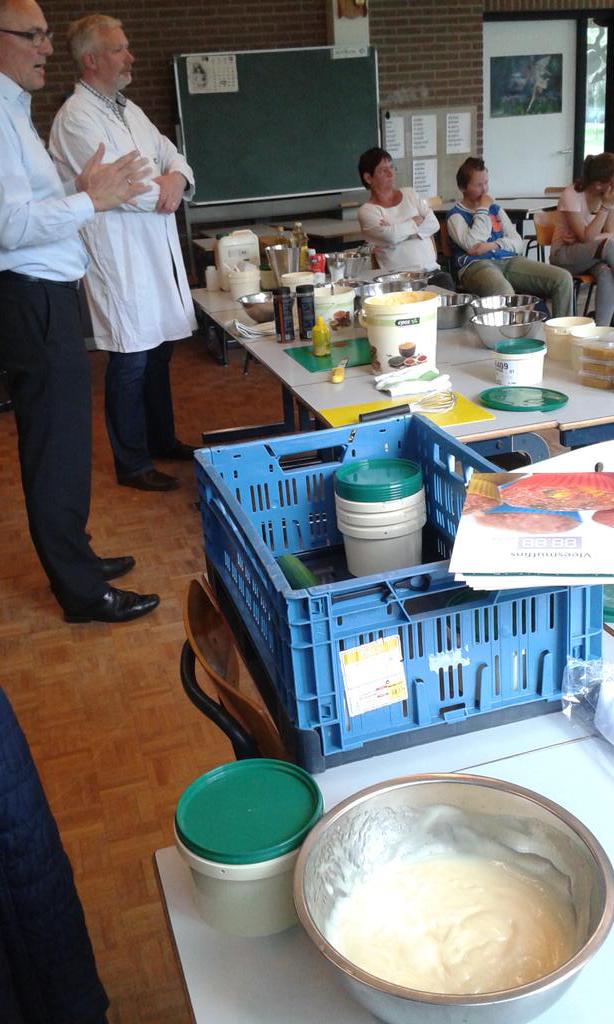 vmbonijkerk's tweet photo. Taste experience door @epos @DutchSpices tijdens gezond en fitweek @NijkerkSportief http://t.co/4kxUMx5Zre