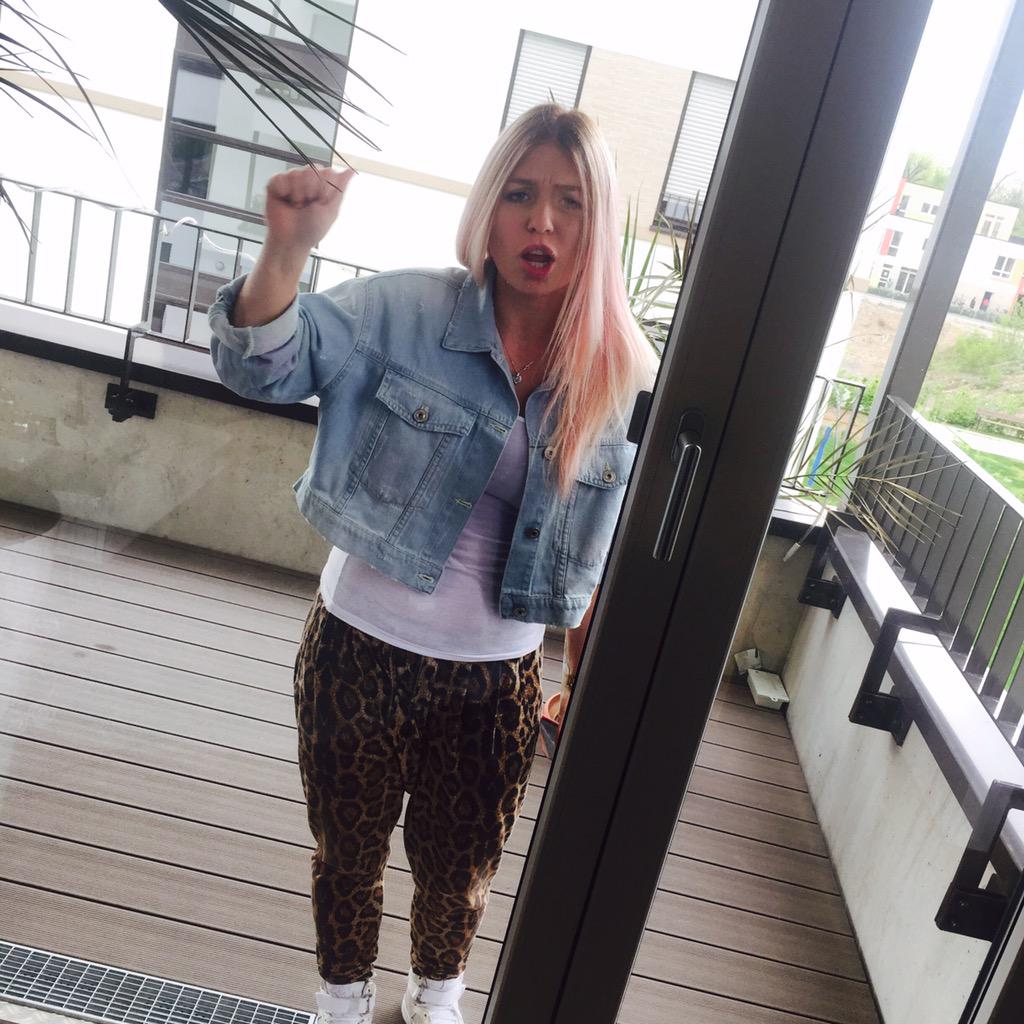 Gleich wird sie sauer 😂😂

Reinlassen ? RETWEET 😝
Stehen lassen : FAVO 👍