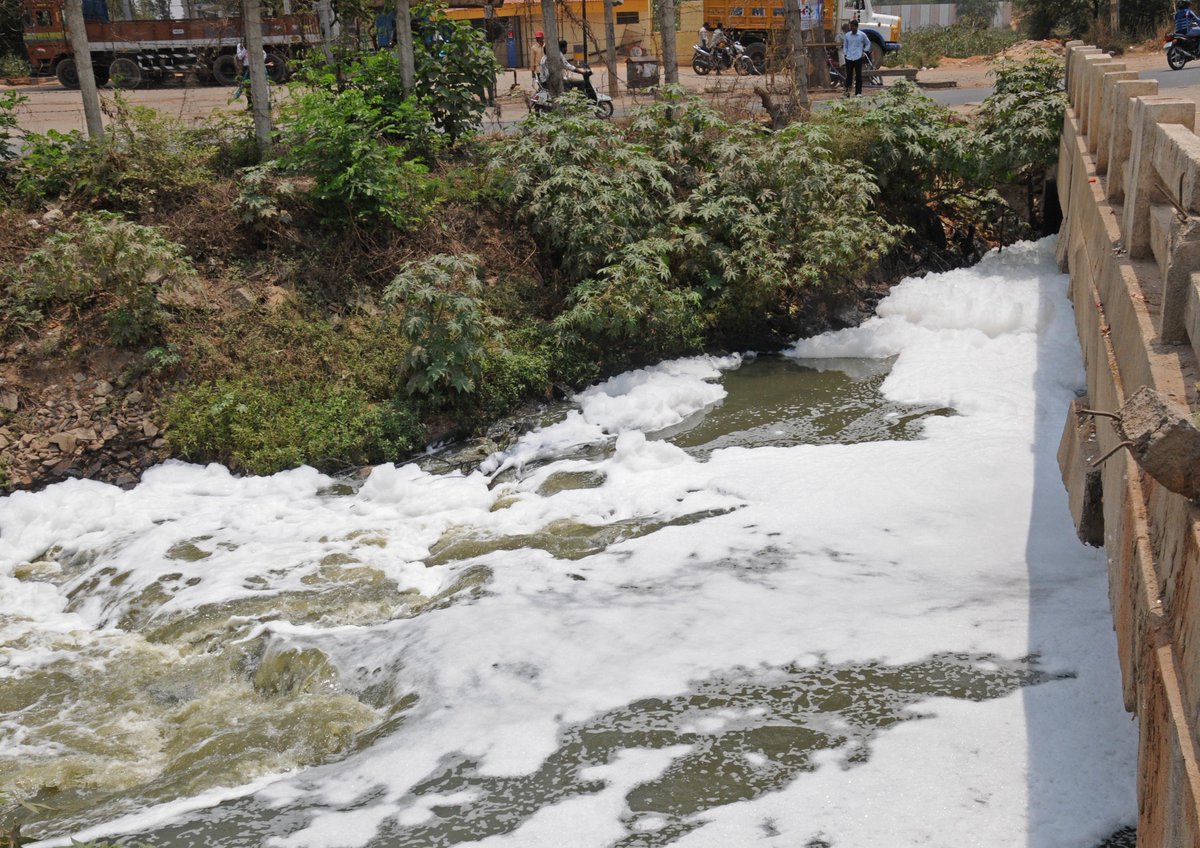DeccanHerald's tweet photo. #DHPhoto | Untreated sewage water released into the lake. Filthy foam from Varthur lake raises health concern http://t.co/9dgWXqisHL