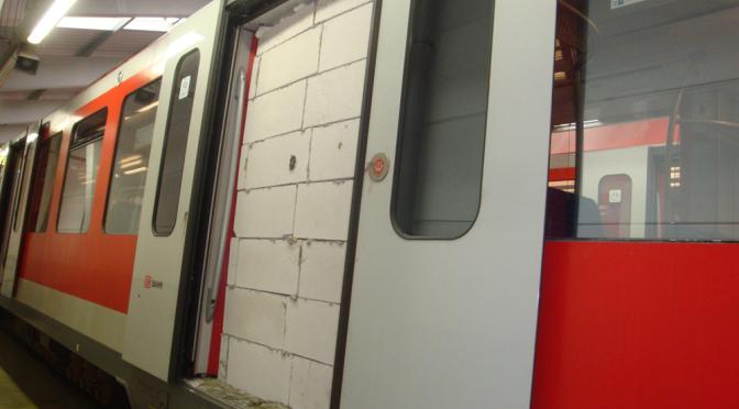 Das allergeilste an der zugemauerten S-Bahn-Tür: die zum Rückbau benötigte Abrissgenehmigung. dt5online.de/2015/04/29/zug…