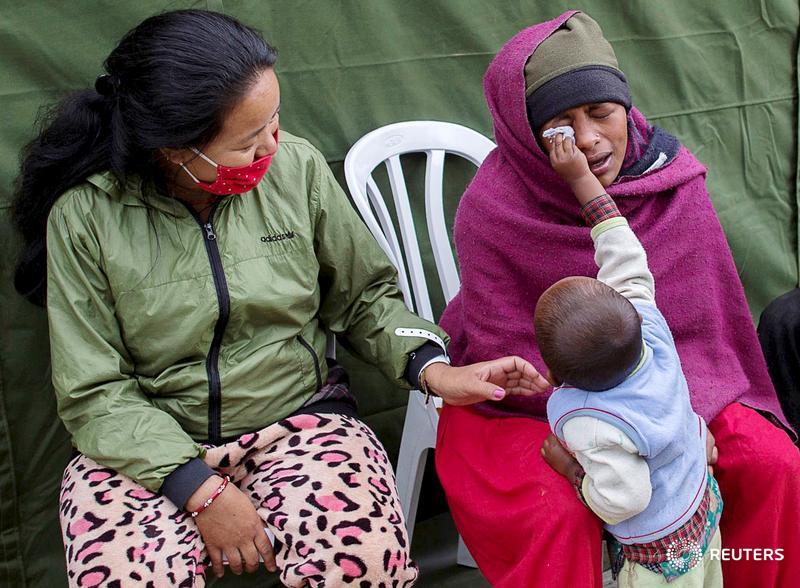 Touching photo from <a href="/dansiddiqui/">Danish Siddiqui</a> of a child comforting his mother after the death of his sister in the Nepal quake