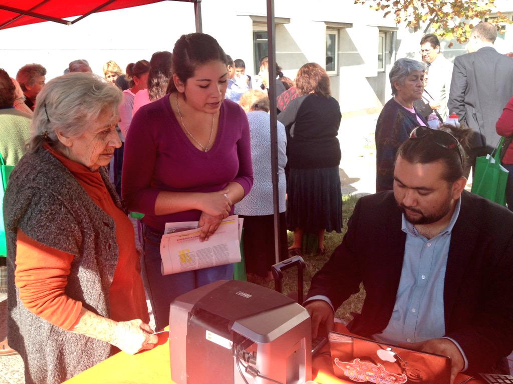 injuvrm's tweet photo. Silvana saca la #TarjetaJoven mientras su abuela obtiene las ampolletas de ef. energética terminada la Cuenta Pública http://t.co/ud4qCZrHfq