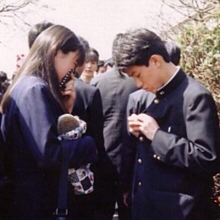 CoinWuTang's tweet photo. En Japón, los chicos regalan el 2do botón de su chaqueta a la chica que quieren, ya que es el más cercano al corazón http://t.co/Kxv0Jl4Say