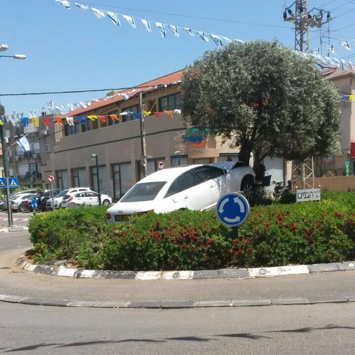 ze_lama's tweet photo. "בכיכר, המשך ישר" http://t.co/XCY4D7kvAO