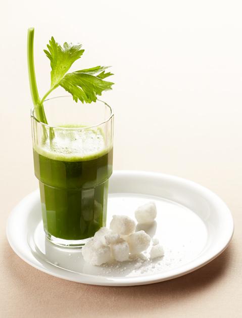 SELFmagazine's tweet image. Would you start using flowers in your cooking? (This smoothie has sunflowers in it!) on.self.com/1HRkcu0