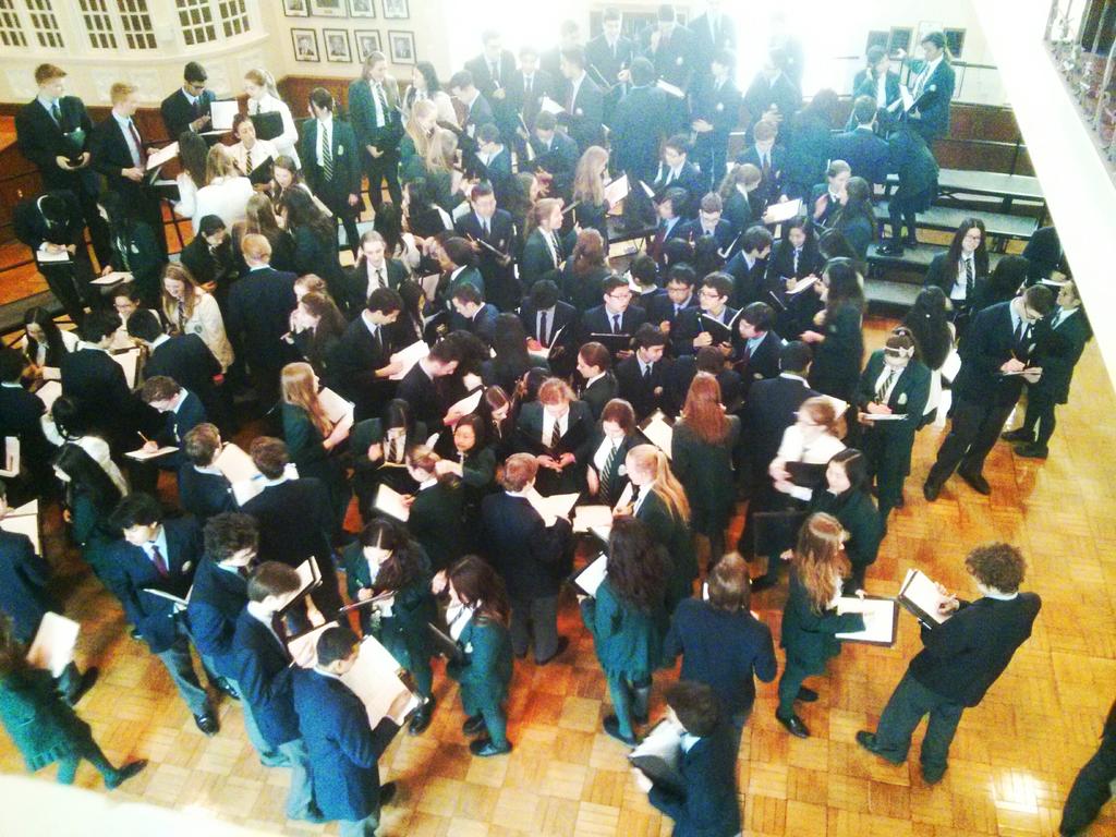 smchoirschool's tweet photo. Conductor #AndrewCraig lets the choirs have 2 minutes to get to know each other! #MMWeAreOne http://t.co/VFPq0TcZxW