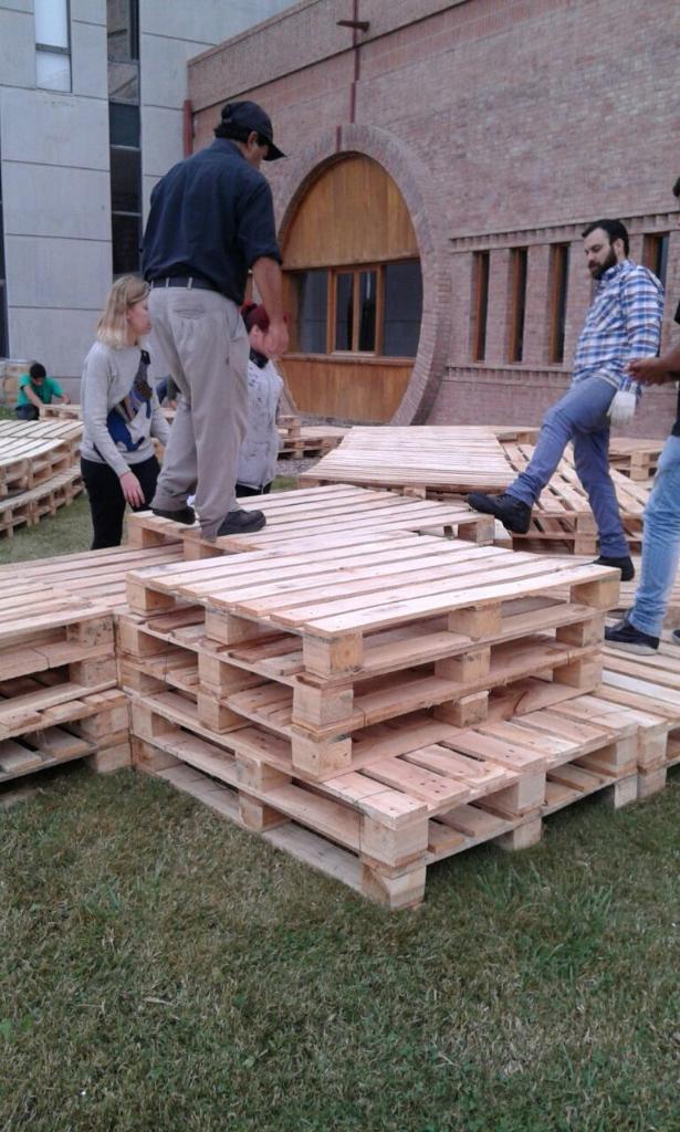 FestChatarra's tweet photo. Continuamos montaje #Néctar en @BgaMonteviejo @WINEROCKTOUR @pmolinengo @MechiLopez #arte #plusarte @Reencarnaciones http://t.co/ovZ9tTYUqq