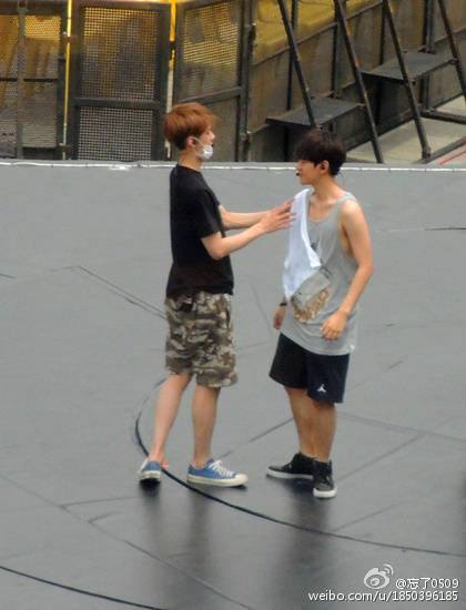 BUBBLETEAHOLIC's tweet photo. ตอนซ้อมคอนเสิร์ตที่เฉิงตูปีที่แล้ว เอ็กโซแต่ละคนชิวมาก เสื้อกล้าม กางเกงสามส่วน ชานยอลเหมือนมาวิ่งจ๊อกกิ้ง 😂😂😂😂😂 http://t.co/r2mzi93JMd