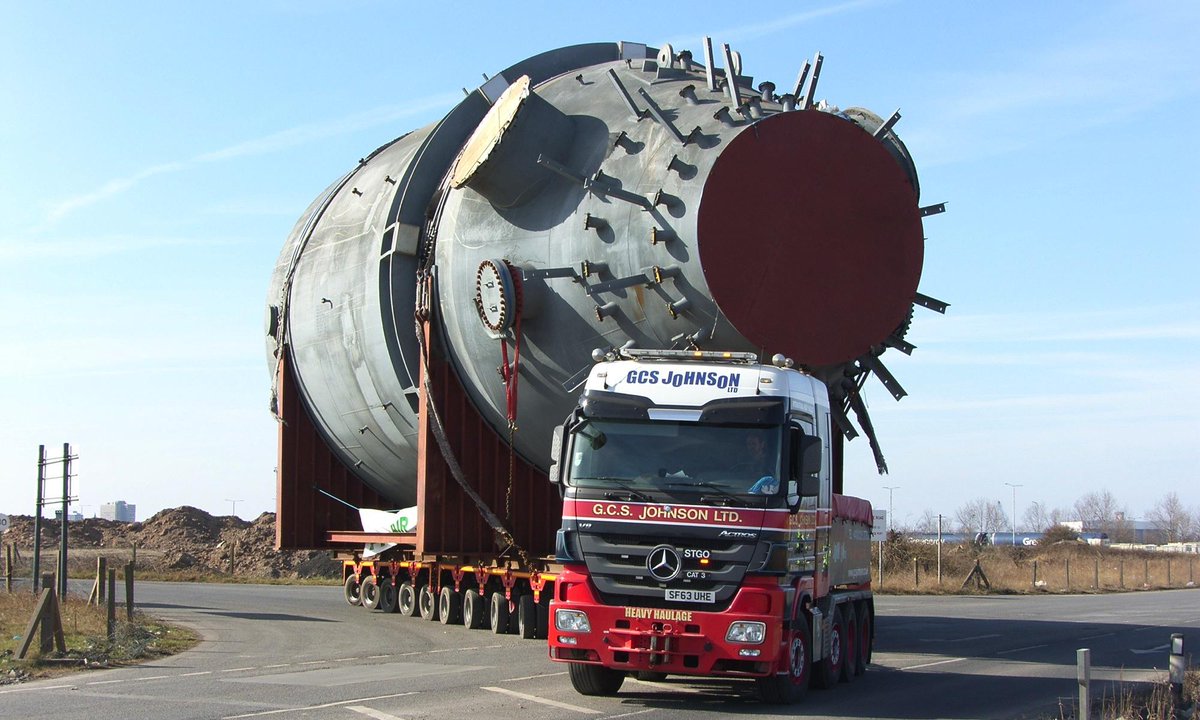 DaimlerTruckUK's tweet photo. At 320 tons GCW the #GCSJohnson Ltd @MercedesBenz #Actros Titan digs deep in moving a Plasma Gassifier Chamber. http://t.co/epam7OLoKP