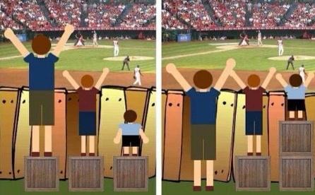 La 1° imagen representa igualitarismo irracional.
La 2° imagen representa igualdad de oportunidades y justicia.