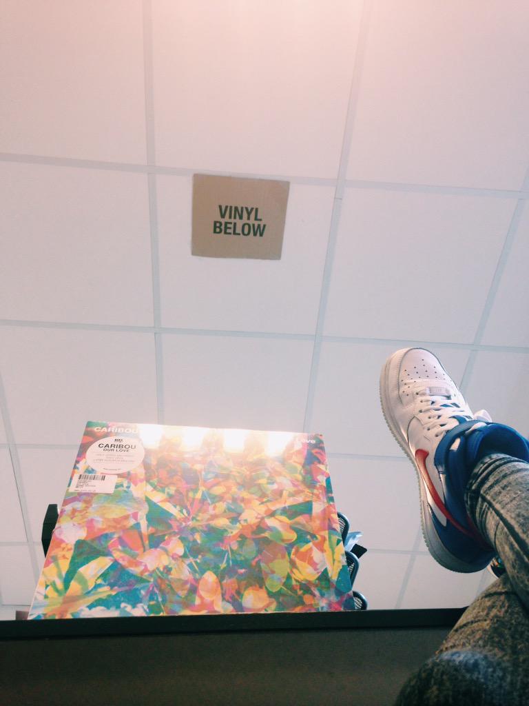 TessVDE's tweet photo. Bazeke @Jozefien_V is er niet. Voeten op bureau maar de plaats van plaatjes wordt gerespecteerd #caribou #vinylbelow http://t.co/gS6jKoAO3H