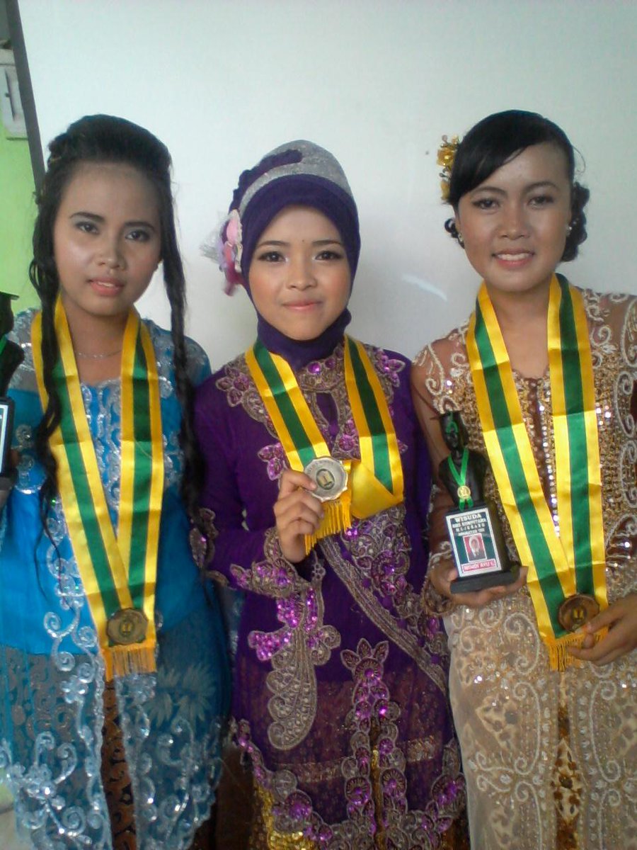 UningUnyill's tweet photo. #wisuda#akuyangtengah http://t.co/ZQrYoBeukf
