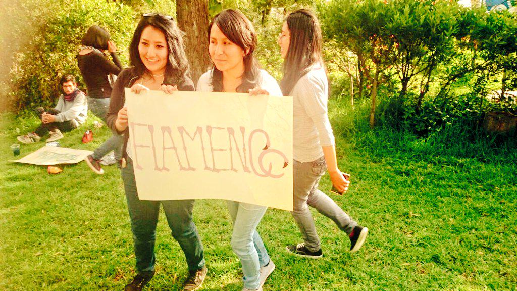 CarLyJone_S's tweet photo. Está foto me hace reír todas porq estoy detrás de ustedes 😂😂 @PaMeLa_Joseline @ANTOcerecito http://t.co/hnbZEvkouG