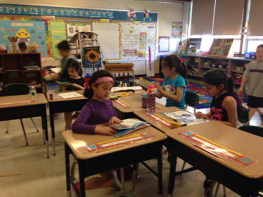 MrsSherlockj's tweet photo. We love exploring animal books before we begin our non-fiction writing.  Thank you Mrs. Gehrke! @Hwood_Pride http://t.co/a2zOMqdnHK