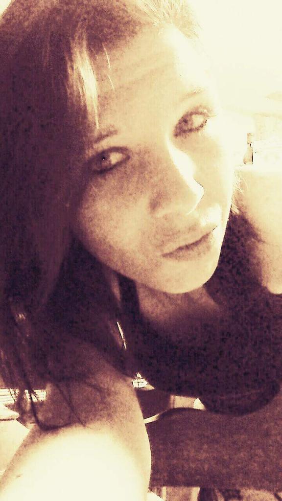 RobbeartsThea's tweet photo. This look basically means idgaf if u like me or not rather u luv me or hate me either way ur thinking about me so!!!! http://t.co/N7gHVdlGXm