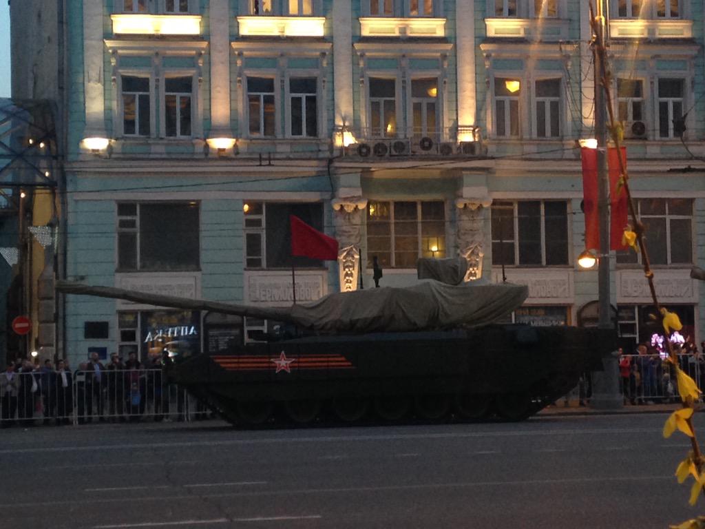 صور الدبابه الروسيه الجديده T-14 Armata  CDxo35jWEAArcIK