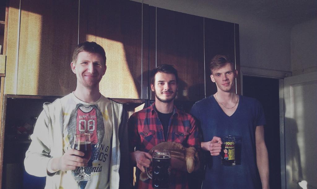 MSZ2puikas's tweet photo. MSŽ puikas atļaujas atpūsties pēc eksāmena uzrakstīšanas. #CesisNefiltre #Brenguli http://t.co/ctZAnJFOIE