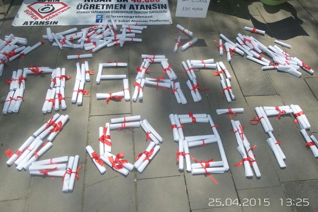 sbetulgl07's tweet photo. Öğrencilerinle dolu #GunlereAzKaldı Öğretmenim KpssMagduru OgretmeneTelafi @Ahmet_Davutoglu http://t.co/qYigjin7IY