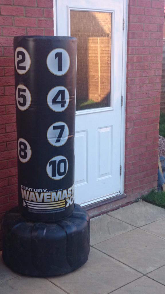 Fitness4mums's tweet image. Just got this baby back after our friend borrowed it for months! Time to get our boxing back on!
#outsidetraining 👊💪💦