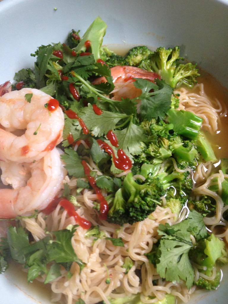 vmacmac's tweet image. Thi broth noodles broc shrimp Boil broth. Add boil I min. Cover stand 3. Top srira and cilantro. #quick #yum #lunch